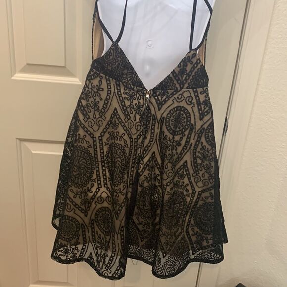SanJoy Size Medium Black Lace Cream Spaghetti Strap Back Lined Circle Mini Dress - Picture 6 of 9